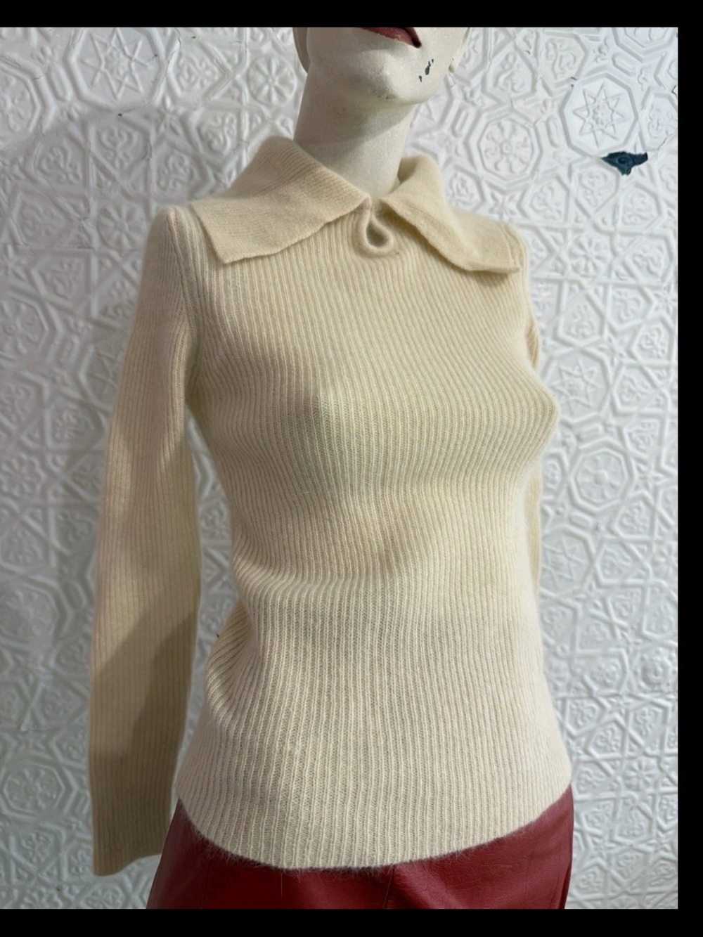 Women's Cream Ribbed Pointed-Collar Sweater